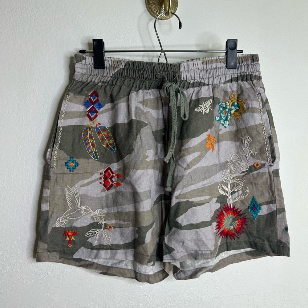 Johnny Was 100% Linen Embroidered Hummingbird Floral Drawstring Short Camo